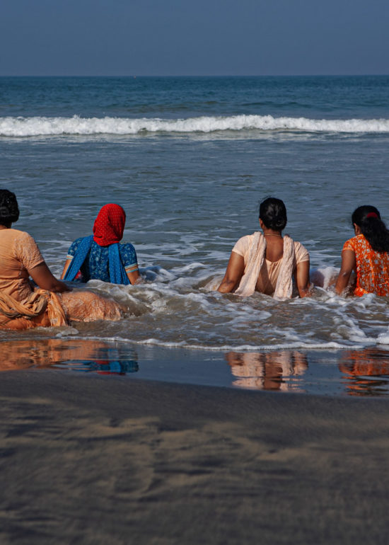Dans cette série j'ai voulou capturer cette instant pour que l'image stulumute l'imagonation par le l'absence de visage... 