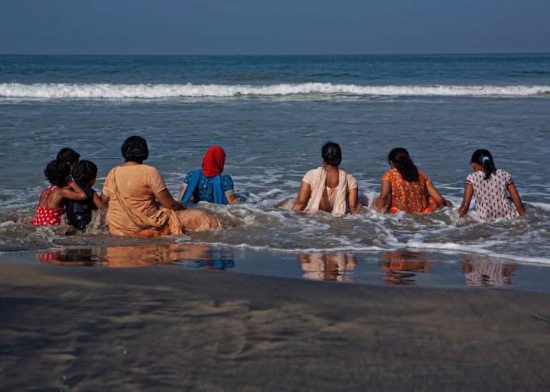 Dans cette série j'ai voulou capturer cette instant pour que l'image stulumute l'imagonation par le l'absence de visage... 
